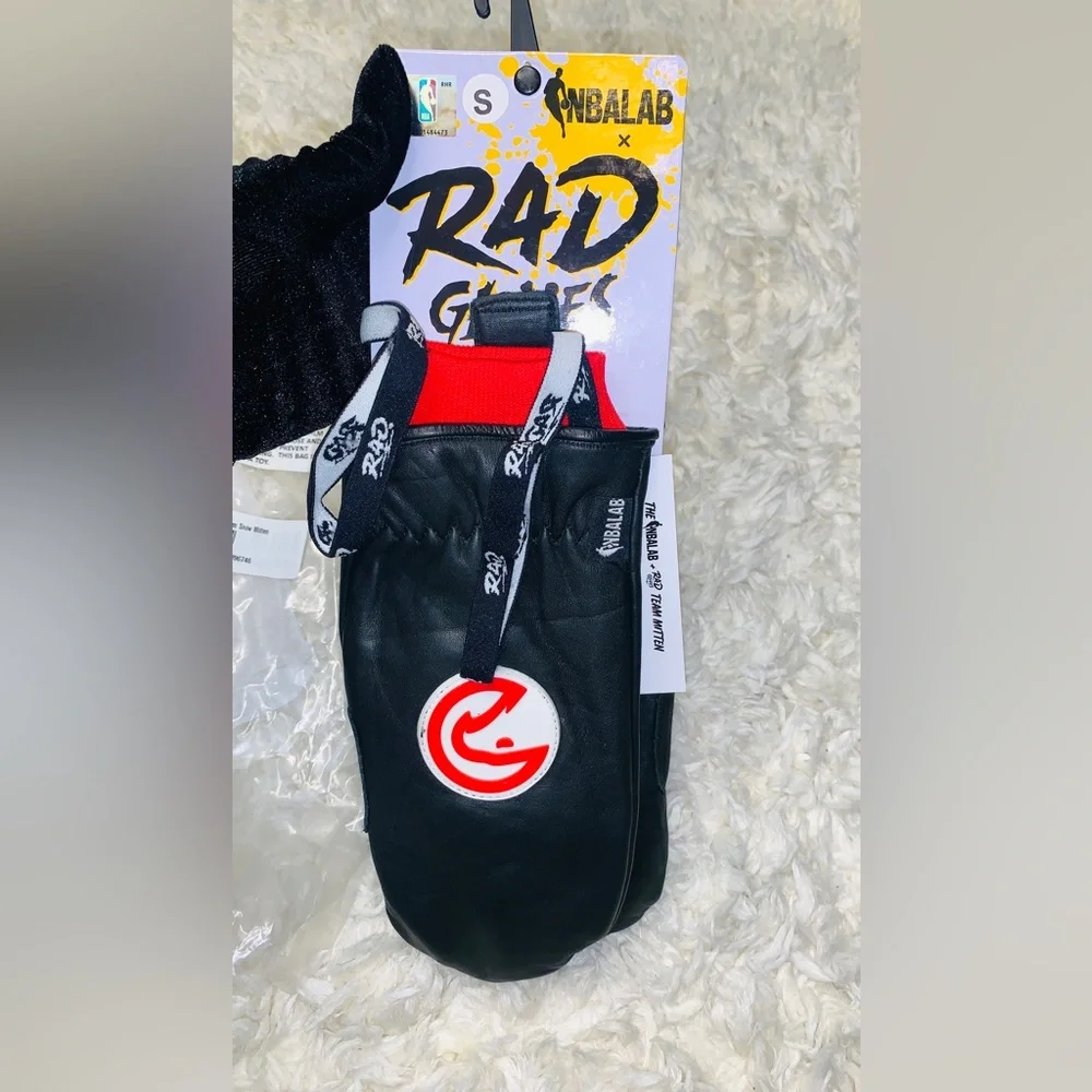 Black & red Atlanta Hawks gloves / mittens